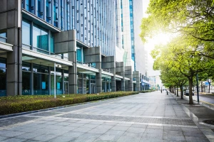 Domki nad Bałtykiem bez tłumu: gdzie szukać spokojnych lokalizacji i jak wybrać domek z tarasem, parkingiem oraz widokiem na morze—praktyczna lista.